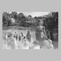 102-0024 Kaethe Mohns mit Kindern auf der Spielwiese. -Kindergarten Stampelken 1942-.JPG